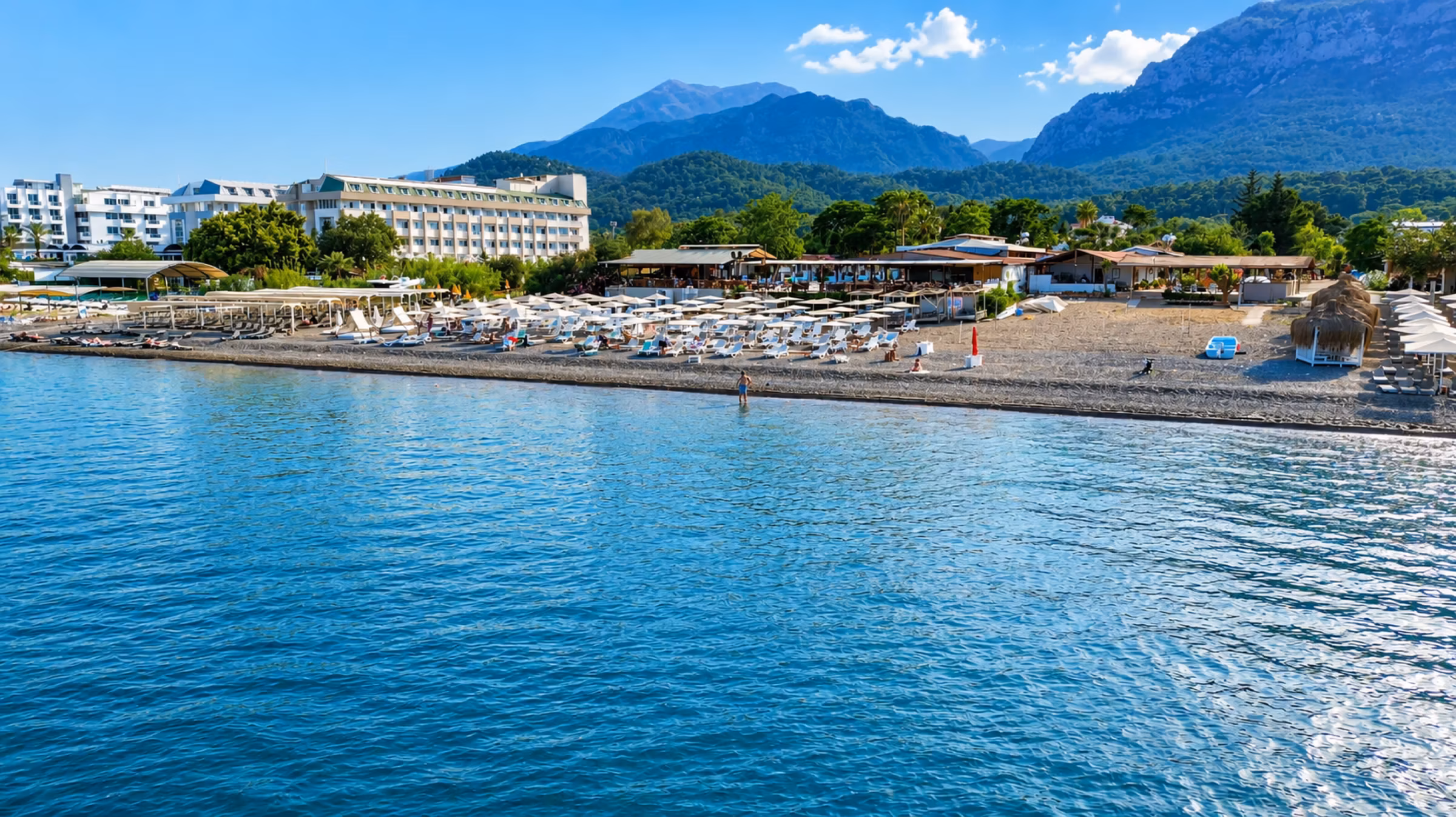 Kemer plajındaki şezlong ve dinlenme alanı