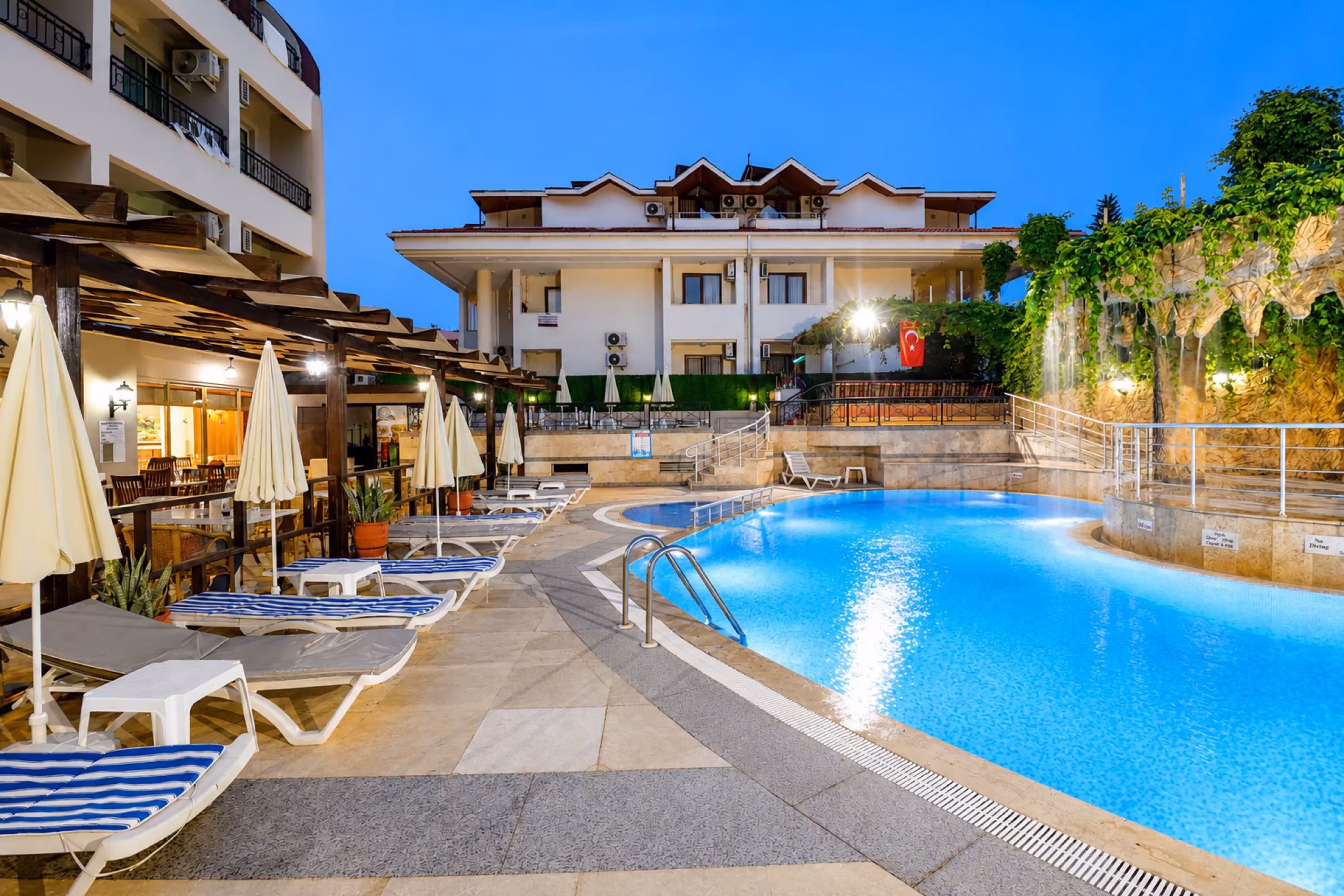 RK Magic Dream Hotel açık havuz ve otel manzarası